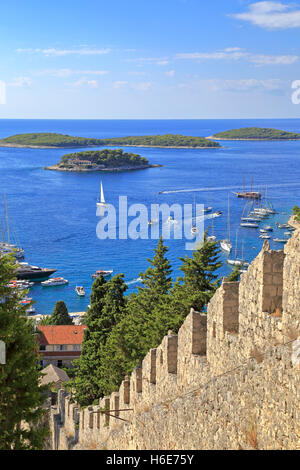 La fortezza spagnola wall discendente in per la citta di Hvar e lontane isole Pakleni, Isola di Hvar, Croazia, Dalmazia, costa dalmata, l'Europa. Foto Stock