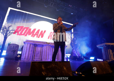 Roman Kemp è sul palco durante il Monster Mash Up di Capital FM con Vodafone al Mountford Hall, Liverpool Guild of Students, Liverpool. PREMERE ASSOCIAZIONE foto. Data foto: Giovedì 27 ottobre 2016. Photo credit should Read: Martin Rickett/PA Wire Monster Mash-Up di Capital con Vodafone è iniziato a Liverpool stasera (giovedì 27 ottobre). Fu il primo dei tre concerti di Halloween che avvicinarono gli ascoltatori Capital ad alcuni degli artisti, DJ e produttori più caldi del mondo. I Chainsmokers, Martin Solveig, Sigma, Kungs e Anton Powers hanno giocato a una folla sold-out presso la Mountford Hall di Liverpool, w Foto Stock