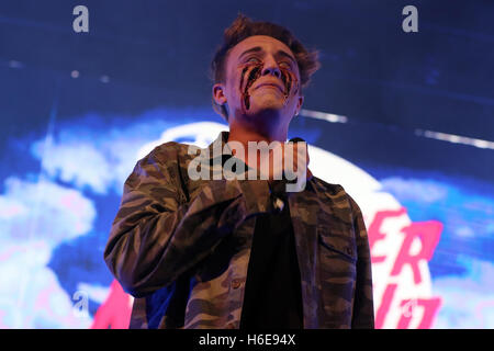 Roman Kemp sul palco durante il capitale della FM Monster Mash Up con Vodafone a Mountford Hall, Liverpool Gilda degli studenti, Liverpool. Stampa foto di associazione. Picture Data: giovedì 27 ottobre 2016. Foto di credito dovrebbe leggere: Martin Rickett/PA filo della capitale Mash-Up Monster con Vodafone ha iniziato a Liverpool stasera (Giovedì 27 Ottobre). È stato il primo dei tre concerti di Halloween portando gli ascoltatori di capitale più vicina ad alcuni del mondo degli artisti più in voga, DJ e produttori. Il Chainsmokers, Martin Solveig, Sigma, Kungs e Anton poteri ha giocato a un sold-out di fronte alla folla di Liverpool Mountford Hall, w Foto Stock