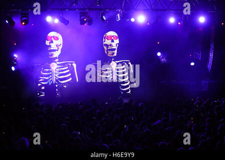 Anton Powers si esibisce sul palco durante il Monster Mash Up di Capital FM con Vodafone alla Mountford Hall, Liverpool Guild of Students, Liverpool. PREMERE ASSOCIAZIONE foto. Data immagine: Giovedì 27 ottobre 2016. Foto credit should Read: Martin Rickett/PA Wire Monster Mash-Up del capitale con Vodafone è iniziato a Liverpool stasera (giovedì 27 ottobre). È stato il primo di tre concerti di Halloween che hanno portato gli ascoltatori di Capital più vicini ad alcuni degli artisti, DJ e produttori più famosi del mondo. I Chainsmokers, Martin Solveig, Sigma, Kungs e Anton Powers hanno suonato a una folla di Liverpool Foto Stock