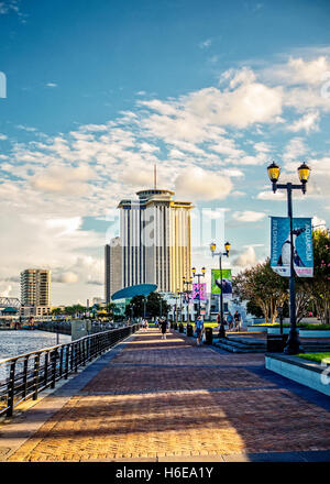 World Trade Center di New Orleans lungo il fiume a piedi Foto Stock