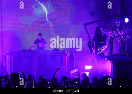 Anton Powers si esibisce sul palco durante il Monster Mash Up di Capital FM con Vodafone alla Mountford Hall, Liverpool Guild of Students, Liverpool. PREMERE ASSOCIAZIONE foto. Data immagine: Giovedì 27 ottobre 2016. Foto credit should Read: Martin Rickett/PA Wire Monster Mash-Up del capitale con Vodafone è iniziato a Liverpool stasera (giovedì 27 ottobre). È stato il primo di tre concerti di Halloween che hanno portato gli ascoltatori di Capital più vicini ad alcuni degli artisti, DJ e produttori più famosi del mondo. I Chainsmokers, Martin Solveig, Sigma, Kungs e Anton Powers hanno suonato a una folla solita al Liverpool's Mountf Foto Stock