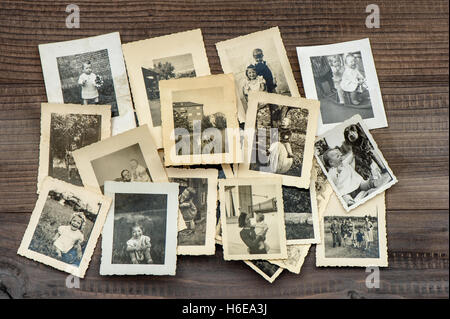 Vintage foto di famiglia su un tavolo di legno. Vecchie foto di carta usato Foto Stock