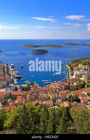 Il porto e le isole Pakleni dalla Fortezza Spagnola, la citta di Hvar, isola di Hvar, Croazia, Dalmazia, costa dalmata, l'Europa. Foto Stock