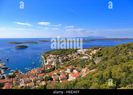 Il porto e le isole Pakleni dalla Fortezza Spagnola, la citta di Hvar, isola di Hvar, Croazia, Dalmazia, costa dalmata, l'Europa. Foto Stock