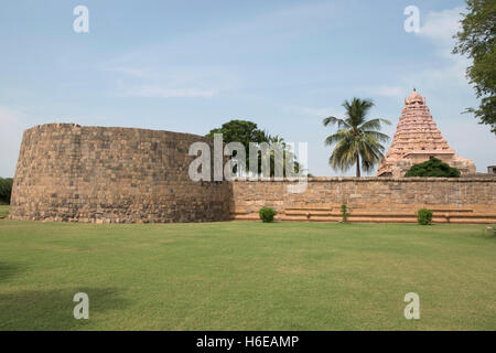 Bastione e parete esterna, il tempio di Brihadisvara, Gangaikondacholapuram, Tamil Nadu, India. Vista da est. Foto Stock