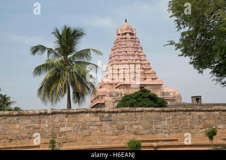 Parete esterna e Gopuram, il tempio di Brihadisvara, Gangaikondacholapuram, Tamil Nadu, India. Vista da est. Foto Stock