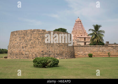 Bastione e parete esterna, il tempio di Brihadisvara, Gangaikondacholapuram, Tamil Nadu, India. Vista da est. Foto Stock