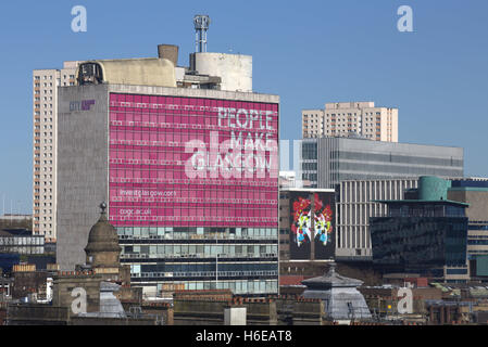 Riprese aeree di Glasgow guardando a Nord attraverso il centro della città sono le persone a fare Glasgow su George Square Foto Stock