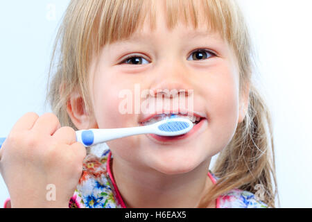 Macro close up faccia colpo di neonato spazzolare i denti.
