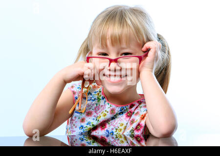 Close up ritratto di divertente bambina indossa occhiali sul naso. Foto Stock