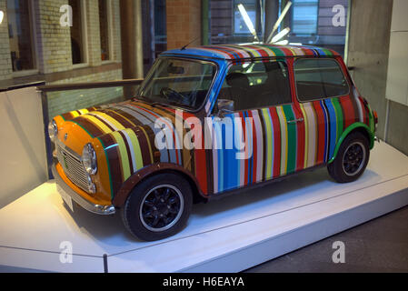 Paul Smith candy stripe MINI Cooper dal salone del faro in Glasgow Foto Stock