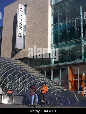 Sulla strada di Glasgow vicino all'entrata della metropolitana St Enoch Square Glasgow Scotland Regno Unito Foto Stock