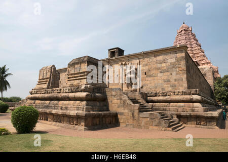 Ingresso al mahamandapa, il tempio di Brihadisvara, Gangaikondacholapuram, Tamil Nadu, India. Vista da Nord Est. Foto Stock