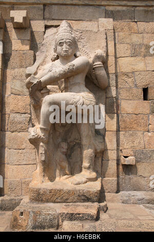 Dwarapala sul lato destro dell'entrata dell'mahamandapa, il tempio di Brihadisvara, Gangaikondacholapuram, Tamil Nadu, India. V Foto Stock