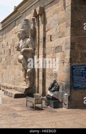 Dwarapala e Ganesha sul lato sinistro dell'entrata mamamandapa, il tempio di Brihadisvara, Gangaikondacholapuram, Tamil Nadu Foto Stock