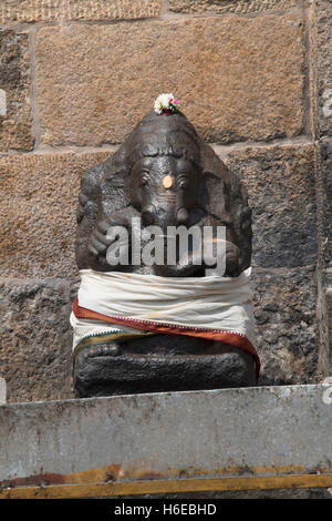 Ganesha sul lato sinistro dell'entrata dell'mahamandapa, il tempio di Brihadisvara, Gangaikondacholapuram, Tamil Nadu, India. Consente di visualizzare Foto Stock