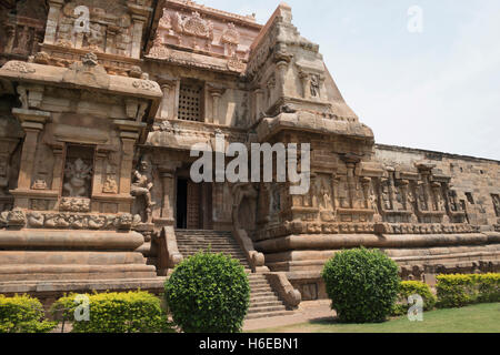 Nicchie e ingresso sud alla mukhamandapa, il tempio di Brihadisvara, Gangaikondacholapuram, Tamil Nadu, India. Vista da Sud Foto Stock