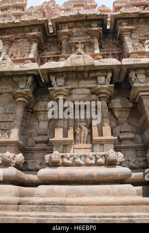 Nicchie sulla parete meridionale dell'mukhamandapa, il tempio di Brihadisvara, Gangaikondacholapuram, Tamil Nadu, India. Vista da sud. Foto Stock