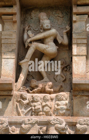 Nataraja danzare con la dea Kali e Bhringi, nicchia sulla parete meridionale dell'mukhamandapa, il tempio di Brihadisvara, Gangaikondacholapur Foto Stock