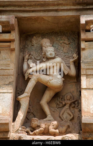 Nataraja danzare con la dea Kali e Bhringi, nicchia sulla parete meridionale dell'mukhamandapa, il tempio di Brihadisvara, Gangaikondacholapur Foto Stock