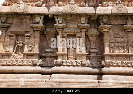 Nicchie sulla parete meridionale dell'mukhamandapa, il tempio di Brihadisvara, gangaikondacholapuram, Tamil Nadu, India. vista da sud. Foto Stock