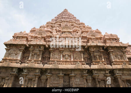 Nicchie sulla parete meridionale dell'mukhamandapa, il tempio di Brihadisvara, gangaikondacholapuram, Tamil Nadu, India. vista da sud. Foto Stock