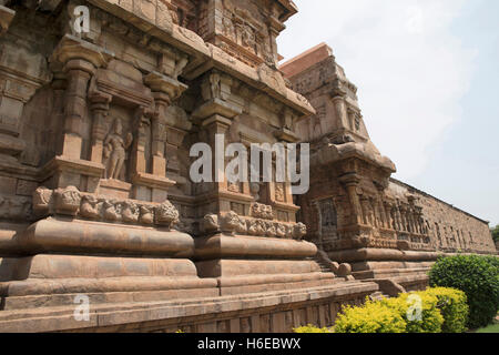 Nicchie sulla parete meridionale dell'mukhamandapa, il tempio di Brihadisvara, gangaikondacholapuram, Tamil Nadu, India. vista da sud. Foto Stock