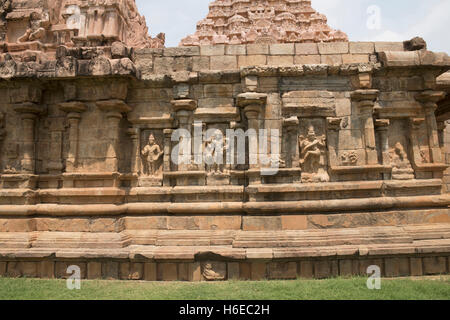 Tenkailasa santuario. Nicchie sulla parete meridionale. Tempio di Brihadisvara complessa, Gangaikondacholapuram, Tamil Nadu, India. Foto Stock