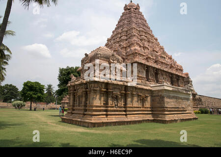 Ganesha santuario e il tempio di Brihadisvara, Gangaikondacholapuram, Tamil Nadu, India. Vista da sud-ovest. Foto Stock