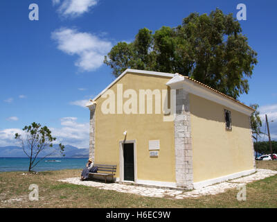 Chiesa vicino alla spiaggia di San Spiridione Beach, Corfu Grecia Foto Stock