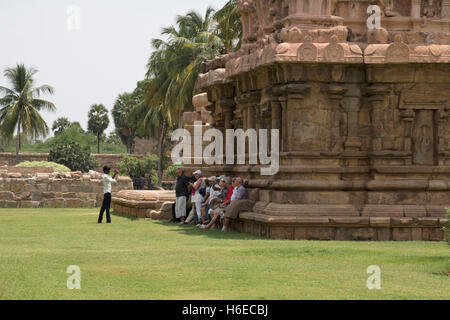 Turistica prendendo una foto di gruppo, il tempio di Brihadisvara, Gangaikondacholapuram, Tamil Nadu, India. Foto Stock