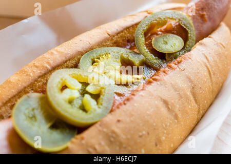 Peperoncino Hotdog con jalapenos nel contenitore bianco Foto Stock