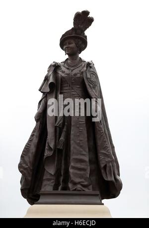 Una statua della regina madre che è stata svelata dalla Regina Elisabetta II e suo marito, il Duca di Edimburgo con il Principe di Galles e la duchessa di Cornovaglia, durante una visita a Poundbury, un nuovo sviluppo urbano sul bordo del Dorchester. Foto Stock