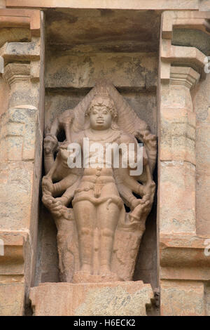 Shiva come otto-Bahirava armati, nicchia sulla parete nord, il tempio di Brihadisvara, Gangaikondacholapuram, Tamil Nadu, India. Foto Stock