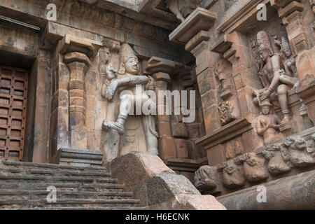 Chandesanugraha-murti e dwarapala, nicchia meridionale del santuario centrale, il tempio di Brihadisvara, gangaikondacholapuram, tamil nad Foto Stock