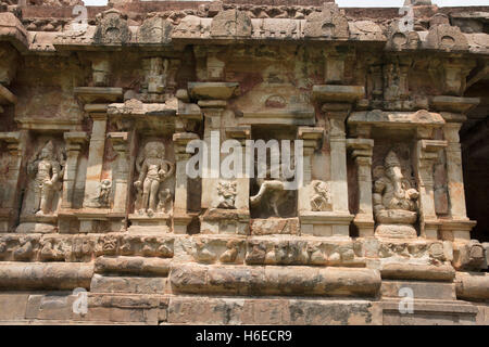 Nicchie sulla parete sud, Amman Tempio della Dea Brihannayaki, il tempio di Brihadisvara complessa, Gangaikondacholapuram, Tamil Nad Foto Stock