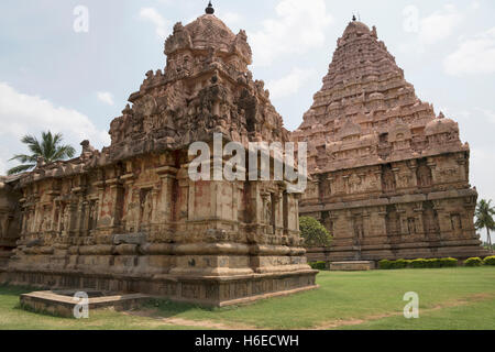 Amman Tempio della Dea Brihannayaki e il tempio di Brihadisvara, Gangaikondacholapuram, Tamil Nadu, India. Vista da nord-ovest. Foto Stock