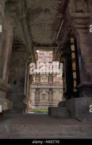 Parte del tempio di Brihadisvara visto dall'ingresso nord della mukhamandapa di Amman Tempio della Dea Brihannayaki, GAN Foto Stock