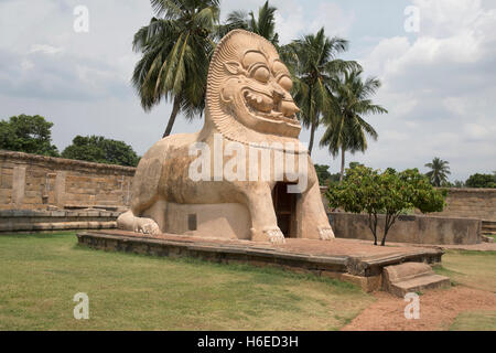 Serbatoio Simhakinar, il tempio di Brihadisvara complessa, Gangaikondacholapuram, Tamil Nadu, India. Foto Stock