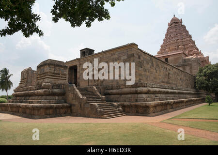 Ingresso al mahamandapa, il tempio di Brihadisvara, Gangaikondacholapuram, Tamil Nadu, India. Vista da Nord Est. Foto Stock