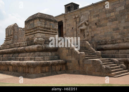 Voli di passaggi per l'ingresso mahamandapa, il tempio di Brihadisvara, Gangaikondacholapuram, Tamil Nadu, India. Vista dal Nord Foto Stock