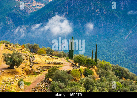 Le antiche Delphi situato sulle pendici del Parnaso montagne, Grecia. Foto Stock