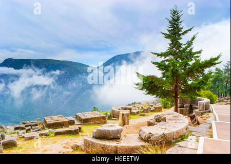 Il solo modo per scoprire Delphi è di andare fino in Parnaso montagne, godendo la natura pittoresca e rovine antiche, Grecia. Foto Stock