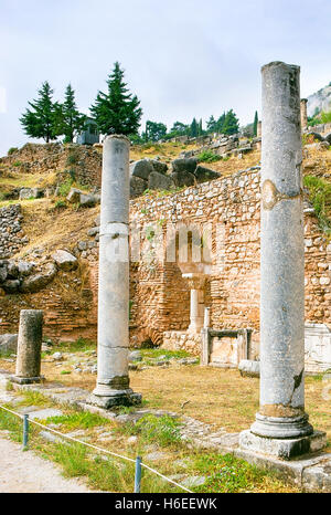 Le antiche colonne sono la parte di Spartan monumento in Delphi, Grecia. Foto Stock