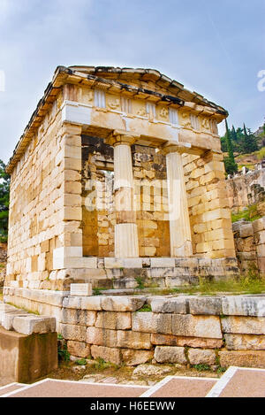 Il ricostruito Tesoro Ateniese, costruito per commemorare la vittoria nella battaglia di Maratona, Delphi, Grecia. Foto Stock