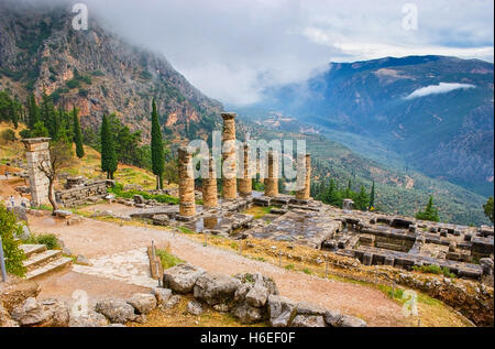 Le rovine del Tempio di Apollo con la vista aerea sulla panoramica valle di Parnassus in montagna Foto Stock