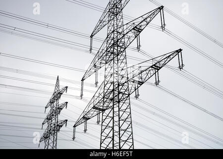 Di elettricità ad alta tensione Cavi Leichlingen Germania Foto Stock