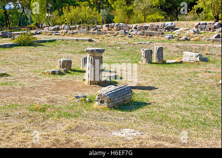 Le rovine di antiche colonne presso il sito archeologico di Epidauro, Grecia. Foto Stock