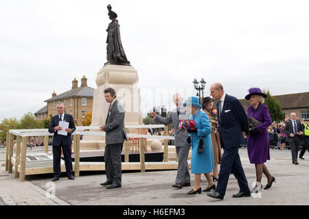 Una statua della regina madre è svelata dalla Regina Elisabetta II e suo marito, il Duca di Edimburgo con il Principe di Galles e la duchessa di Cornovaglia, durante una visita a Poundbury, un nuovo sviluppo urbano sul bordo del Dorchester. Foto Stock